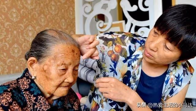 兄弟姐妹之間,無論你多有錢,也不要獨自包攬贍養父母的所有責任