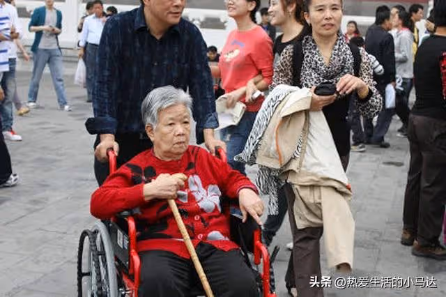 兄弟姐妹之間,無論你多有錢,也不要獨自包攬贍養父母的所有責任