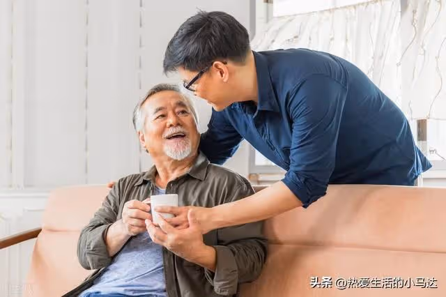 丈夫主動接我爸到家裡來養老,一開始我不懂,明白後趕緊送走我爸
