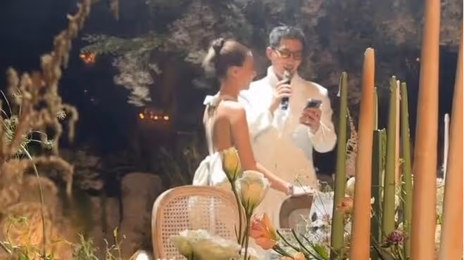 竇驍求婚畫面曝光，唱粵語歌深情表白，下跪求婚擁吻何超蓮