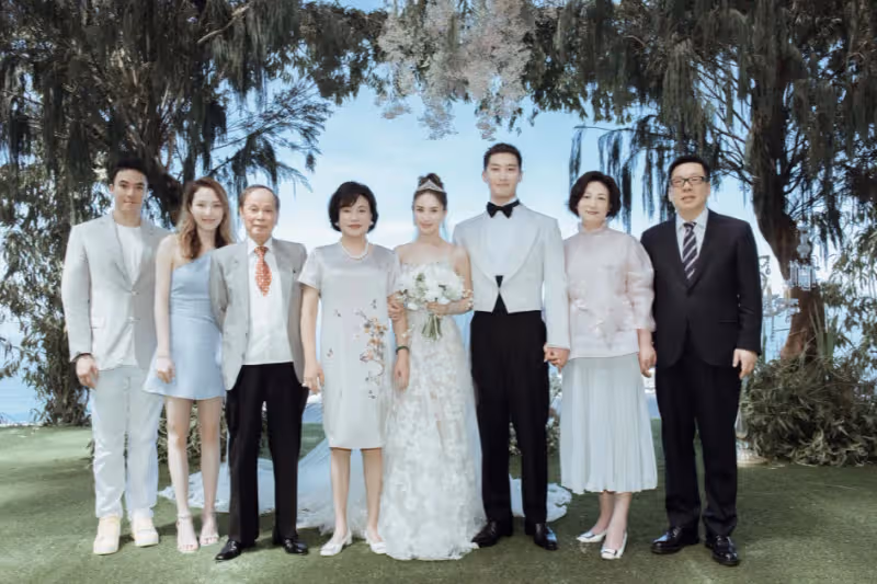 竇驍求婚畫面曝光,唱粵語歌深情表白,下跪求婚擁吻何超蓮