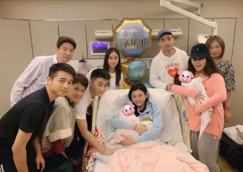 竇驍求婚畫面曝光,唱粵語歌深情表白,下跪求婚擁吻何超蓮