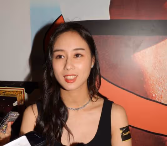 竇驍求婚畫面曝光,唱粵語歌深情表白,下跪求婚擁吻何超蓮