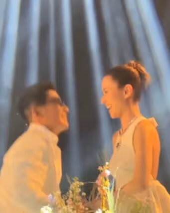 竇驍求婚畫面曝光,唱粵語歌深情表白,下跪求婚擁吻何超蓮