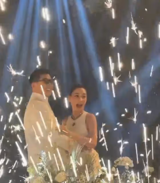 竇驍求婚畫面曝光,唱粵語歌深情表白,下跪求婚擁吻何超蓮