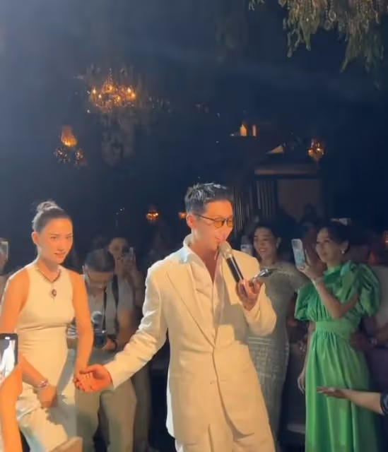 竇驍求婚畫面曝光,唱粵語歌深情表白,下跪求婚擁吻何超蓮