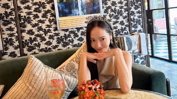 鄭秀妍捲入爭議，權寧一為她鳴不平，連續4年生日曬倒影合照