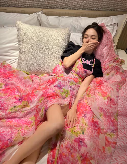 鄭秀妍捲入爭議,權寧一為她鳴不平,連續4年生日曬倒影合照