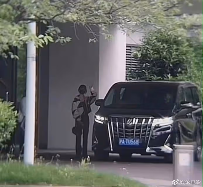 肖戰和楊紫有情況？用同一輛車，微博之夜已現端倪
