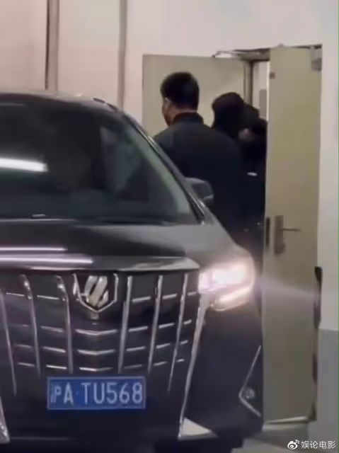 肖戰和楊紫有情況？用同一輛車，微博之夜已現端倪