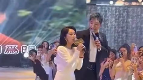 54歲毛寧現身西安撈金！陪富婆唱一首歌賺150萬，面部僵硬疑整容