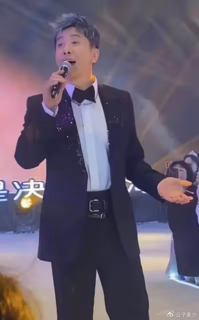 54歲毛寧現身西安撈金!陪富婆唱一首歌賺150萬,面部僵硬疑整容