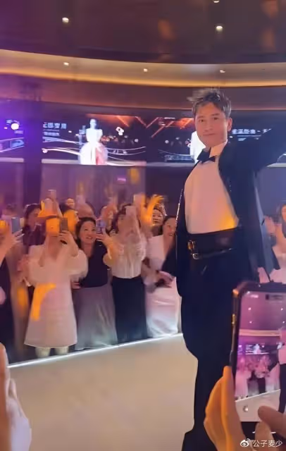 54歲毛寧現身西安撈金!陪富婆唱一首歌賺150萬,面部僵硬疑整容