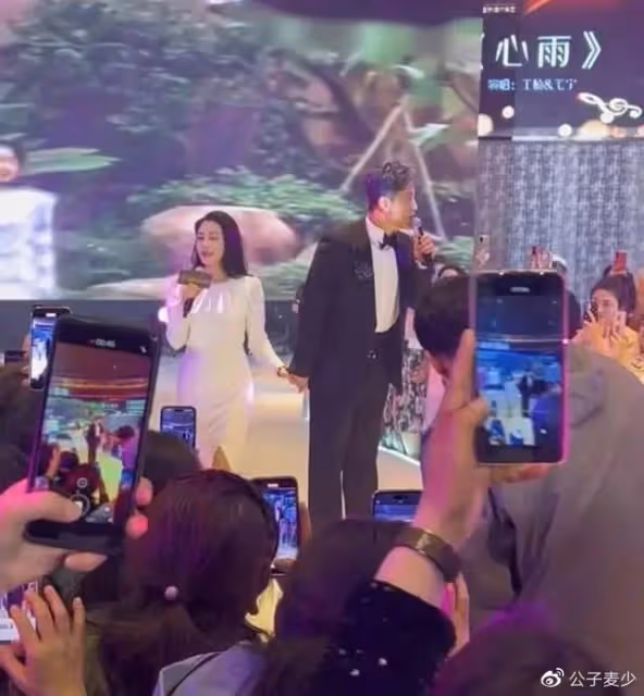54歲毛寧現身西安撈金!陪富婆唱一首歌賺150萬,面部僵硬疑整容