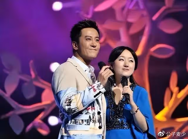 54歲毛寧現身西安撈金!陪富婆唱一首歌賺150萬,面部僵硬疑整容
