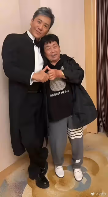 54歲毛寧現身西安撈金!陪富婆唱一首歌賺150萬,面部僵硬疑整容