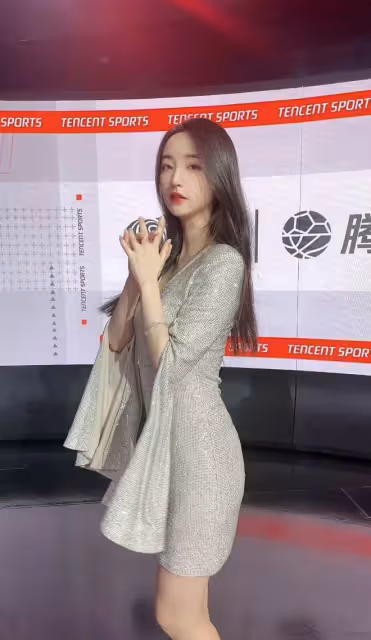 體育女主持著裝引爭議，超短裙緊身衣像夜店上班，曾和孫楊傳緋聞