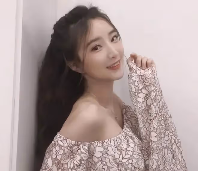 體育女主持著裝引爭議，超短裙緊身衣像夜店上班，曾和孫楊傳緋聞
