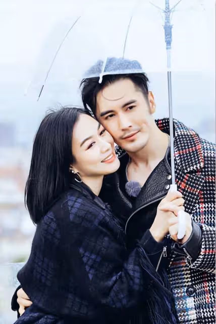 港圈女神直播間痛哭！髮長文回應婚姻境況，喊話眾人口下留情