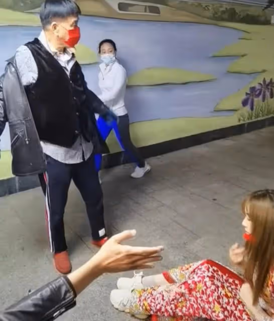 65歲萬梓良活動現場強吻美女,女子當場黑臉不敢出聲,默默流眼淚