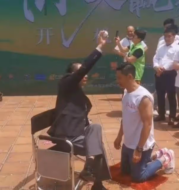 65歲萬梓良活動現場強吻美女,女子當場黑臉不敢出聲,默默流眼淚
