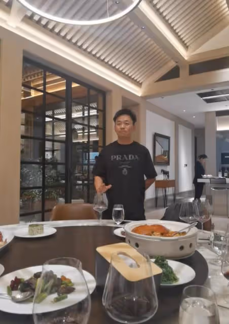 王寶強現身高檔餐廳,陪富婆吃飯表演戲曲,強顏歡笑為資本低頭