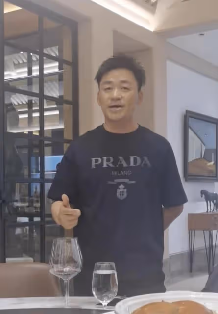 王寶強現身高檔餐廳,陪富婆吃飯表演戲曲,強顏歡笑為資本低頭