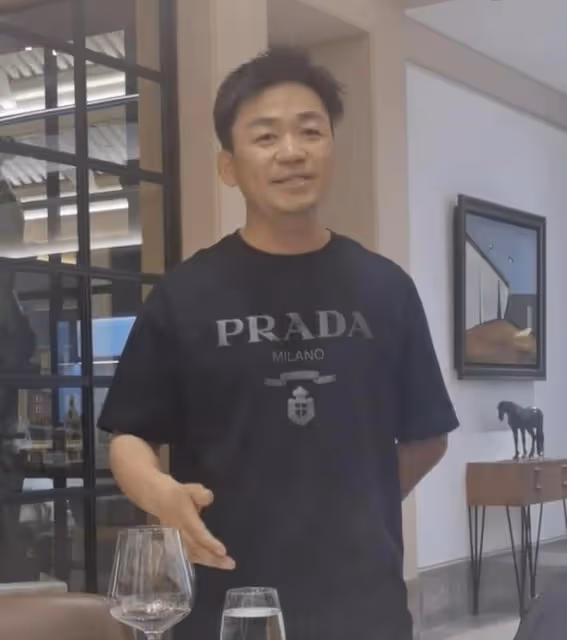 王寶強現身高檔餐廳,陪富婆吃飯表演戲曲,強顏歡笑為資本低頭