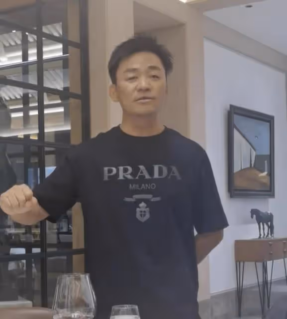 王寶強現身高檔餐廳,陪富婆吃飯表演戲曲,強顏歡笑為資本低頭