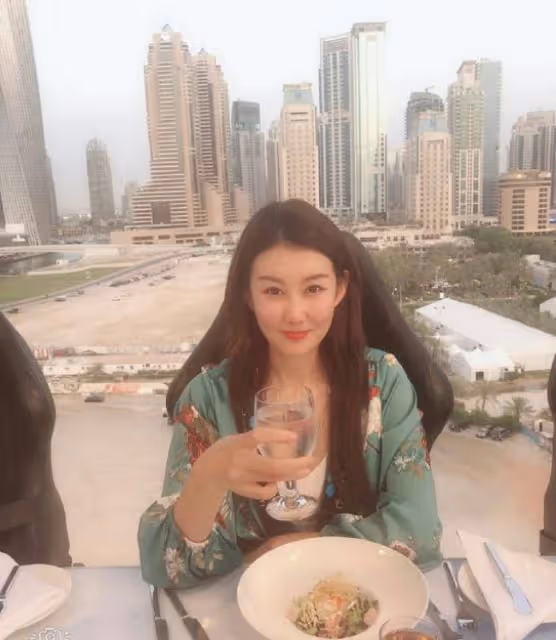 王寶強現身高檔餐廳,陪富婆吃飯表演戲曲,強顏歡笑為資本低頭