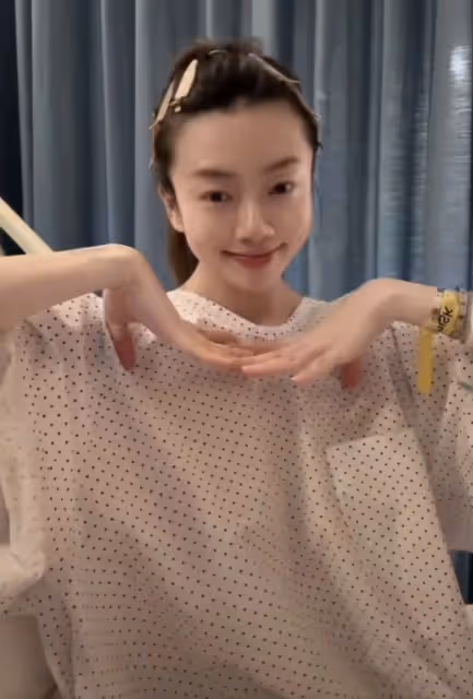 鄭愷前女友程曉玥疑似已分娩,手腕上戴著手環,腹部平坦自稱產婦