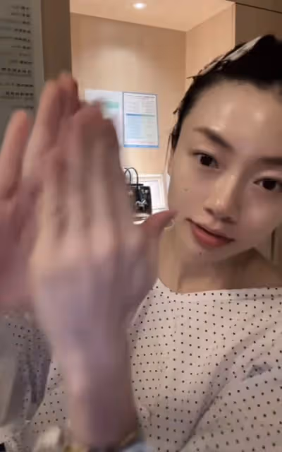 鄭愷前女友程曉玥疑似已分娩,手腕上戴著手環,腹部平坦自稱產婦