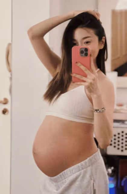鄭愷前女友程曉玥疑似已分娩,手腕上戴著手環,腹部平坦自稱產婦