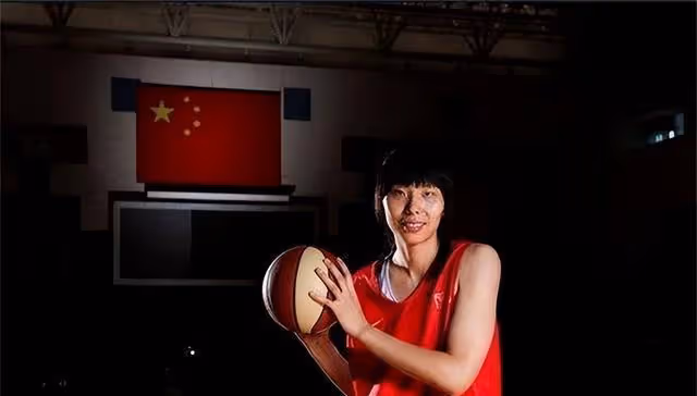 中國女籃前隊長陳楠近況：退役後嫁給公務員男友，生下2個兒子