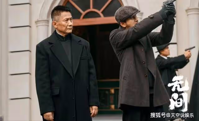 《無間》陸風揭開花向雨隱藏秘密，閃官絕望吞槍自殺，霍飛慌張出逃
