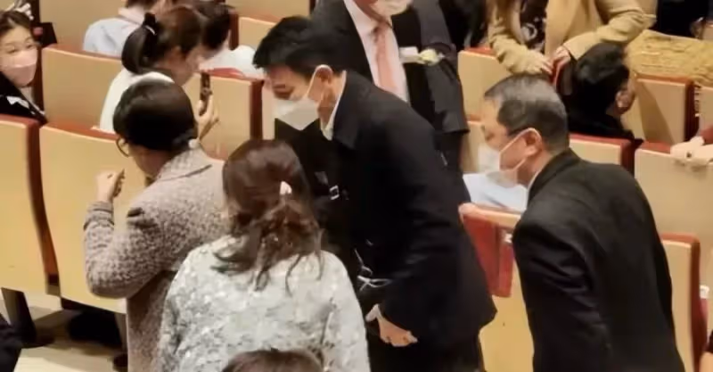 劉德華觀看女兒表演引轟動，他穿衛衣精神好，女兒很漂亮，超高顏值不隨爸