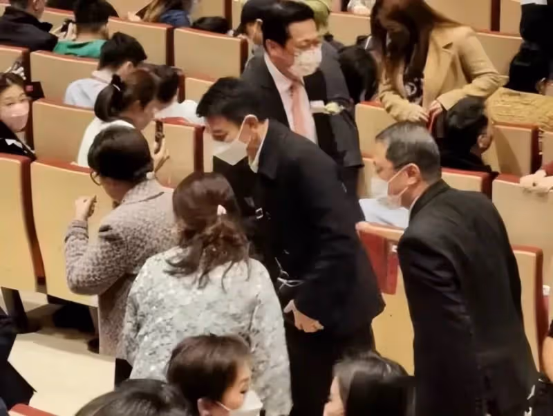 劉德華觀看女兒表演引轟動,他穿衛衣精神好,女兒很漂亮,超高顏值不隨爸
