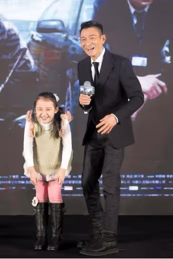 劉德華觀看女兒表演引轟動,他穿衛衣精神好,女兒很漂亮,超高顏值不隨爸