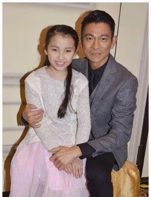 劉德華觀看女兒表演引轟動,他穿衛衣精神好,女兒很漂亮,超高顏值不隨爸