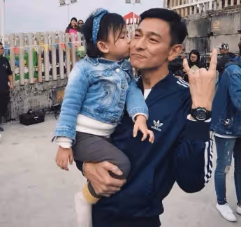 劉德華觀看女兒表演引轟動,他穿衛衣精神好,女兒很漂亮,超高顏值不隨爸