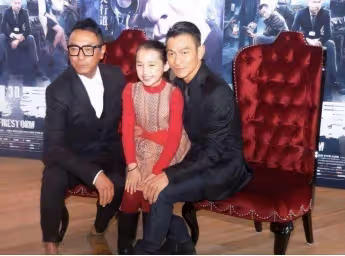 劉德華觀看女兒表演引轟動,他穿衛衣精神好,女兒很漂亮,超高顏值不隨爸