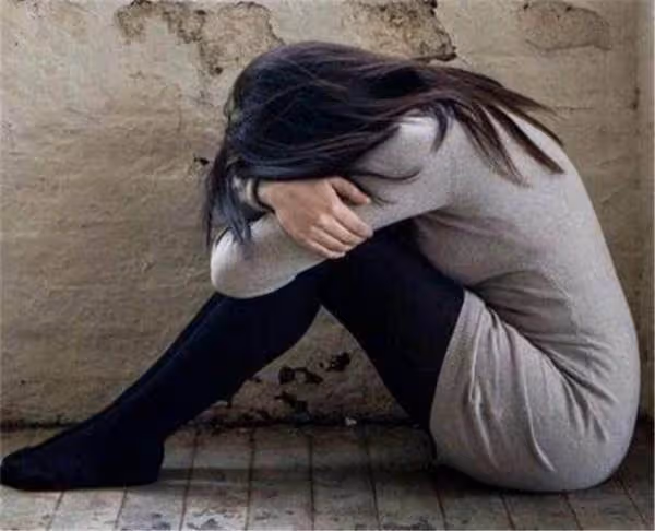 女兒背著丈夫,每月寄3萬給娘家買房,二年後被趕走,回家後傻了