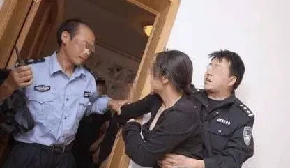 我騙老婆，半夜偷去了前女友家，回家後見著老婆裙子，讓我痛不欲生！