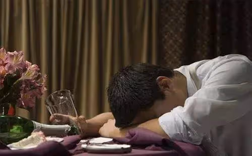 我騙老婆,半夜偷去了前女友家,回家後見著老婆裙子,讓我痛不欲生!