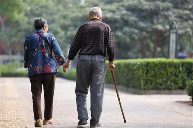 母親看病！住兒子家一晚「兒子房燈亮一宿」隔天父母「藏好房產證離開」：養老要靠自己！