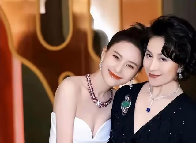 何超蓮說媽媽是大太太物色的!透露賭王很關注竇驍,嫁妝不止十億