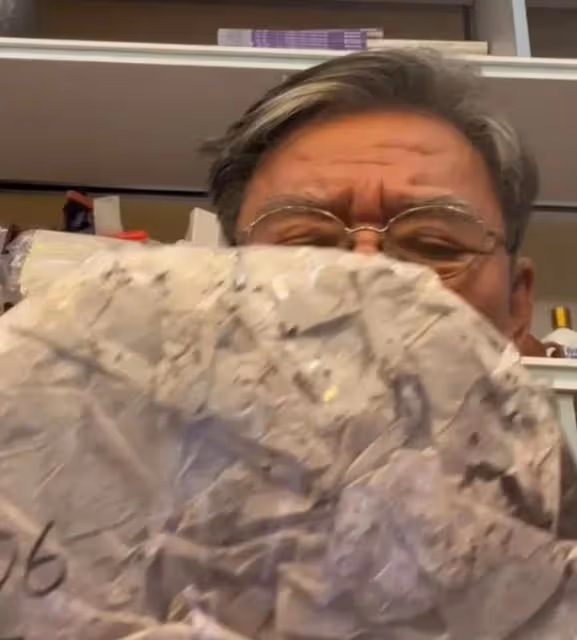 李立群首次直播帶貨翻車,賣茶葉損失上億元,欲5月回內地搞直播