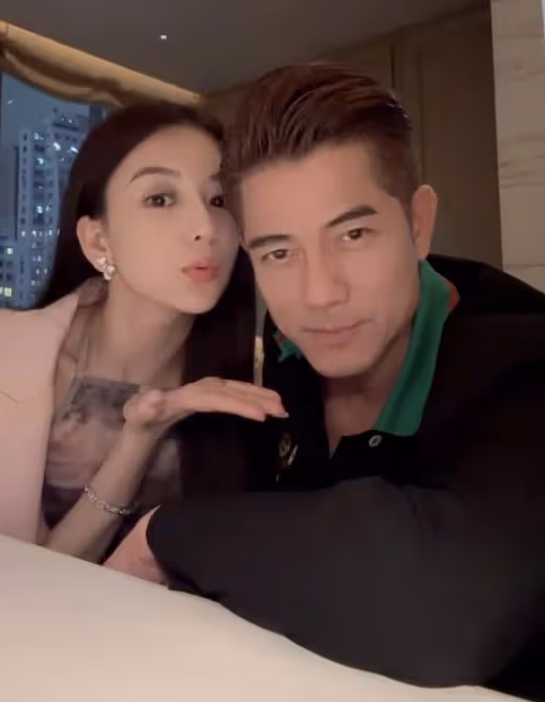 方媛慶結婚六周年,給老公送飛吻,57歲郭富城笑容得意送愛心回應
