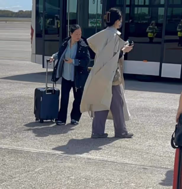 53歲王菲打扮土氣現身機場，小腹凸起引熱議，網友：不會懷孕了吧