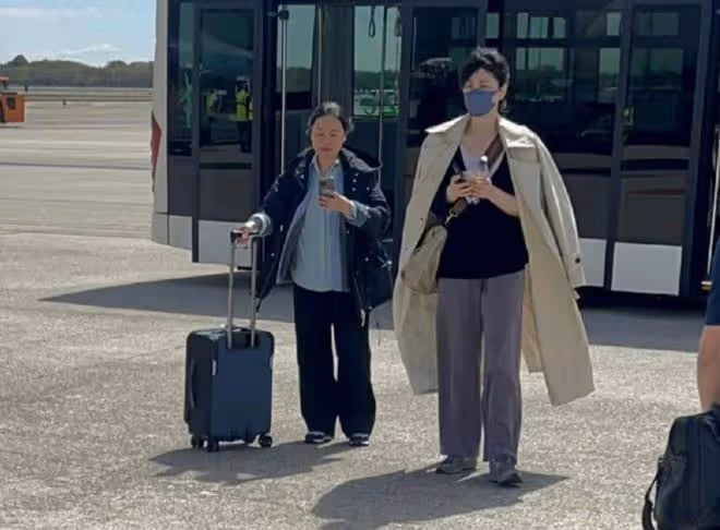 53歲王菲打扮土氣現身機場，小腹凸起引熱議，網友：不會懷孕了吧